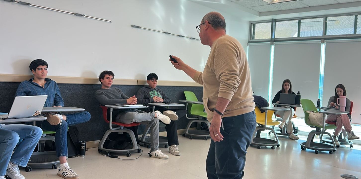 Enseñando en aula del Tec de Monterrey